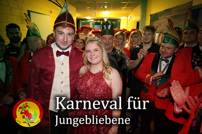 Prinzenpaar Max und Valerie. Im Hintergrund der Karnevalsverein im roten Kostümen im gelben Flur